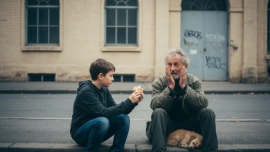 Chlapec daroval svůj oběd promrzlému neznámému na ulici — a netušil, že to byla zkouška