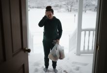 Manžel mě zavřel venku v mrazu — a to, co jsem viděla uvnitř, změnilo všechno Manžel mě zavřel venku v mrazu — a to, co jsem viděla uvnitř, změnilo všechno