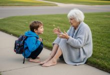 Byl jsem dospívající, který pokaždé přivedl domů ztracenou stařenku — dokud se jednoho dne neobjevil její syn Byl jsem dospívající, který pokaždé přivedl domů ztracenou stařenku — dokud se jednoho dne neobjevil její syn
