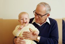 Každé Vánoce děda prostíral stůl pro čtyři — a pokaždé jedl sám. Dokud jednou pozvání nedorazilo až naposledy Každé Vánoce děda prostíral stůl pro čtyři — a pokaždé jedl sám. Dokud jednou pozvání nedorazilo až naposledy