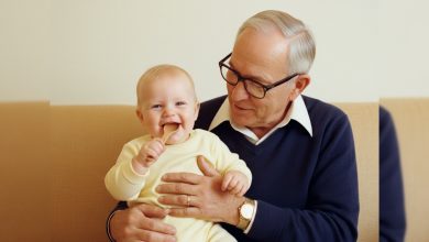 Každé Vánoce děda prostíral stůl pro čtyři — a pokaždé jedl sám. Dokud jednou pozvání nedorazilo až naposledy