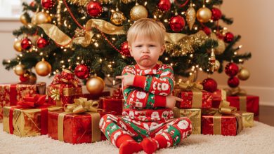 Tatínek zalhal synovi, že Santovi ukradli dárky — ráno u dveří zaklepala policie