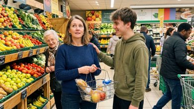 Drzá zákaznice s plným vozíkem předběhla maminku na invalidním vozíku u pokladny — to, co zaznělo v rámci hlasového oznámení, ji donutilo zaváhat