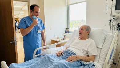 Podělil se o oběd s chudým chlapcem ve škole — po letech se setkali na nemocničním pokoji