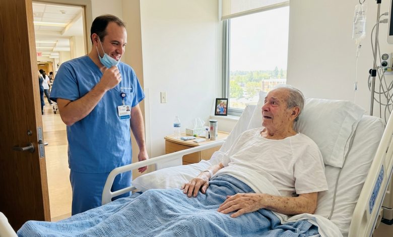 Podělil se o oběd s chudým chlapcem ve škole — po letech se setkali na nemocničním pokoji