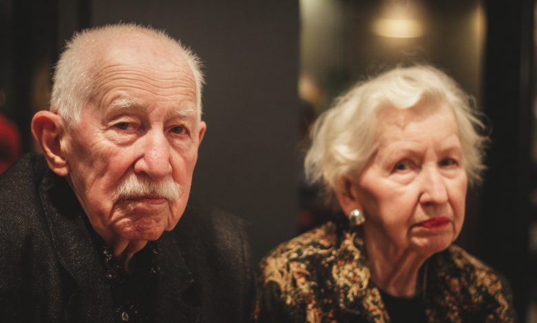 39 let můj manžel držel jednu skříňku zamčenou. Po jeho smrti jsem ji otevřela — a litovala toho