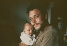 Moje manželka mě opustila a našeho hluchého novorozeného syna už v porodnici, a o 20 let později se vrátila s přísným požadavkem na něj… Moje manželka mě opustila a našeho hluchého novorozeného syna už v porodnici, a o 20 let později se vrátila s přísným požadavkem na něj…