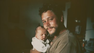 Moje manželka mě opustila a našeho hluchého novorozeného syna už v porodnici, a o 20 let později se vrátila s přísným požadavkem na něj… Moje manželka mě opustila a našeho hluchého novorozeného syna už v porodnici, a o 20 let později se vrátila s přísným požadavkem na něj…