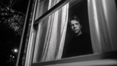 Sousedův syn mi každou noc signalizoval Morseovou abecedou. Jednoho dne změnil signál — a mně ztuhla krev v žilách