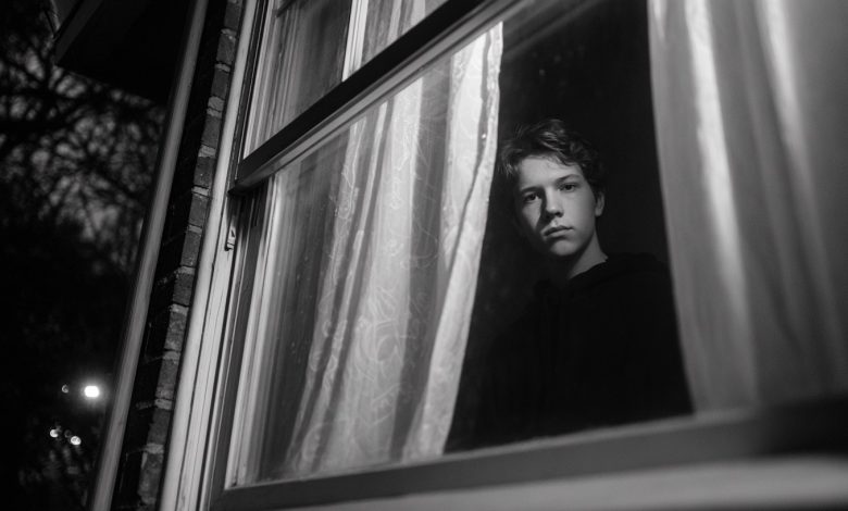 Sousedův syn mi každou noc signalizoval Morseovou abecedou. Jednoho dne změnil signál — a mně ztuhla krev v žilách