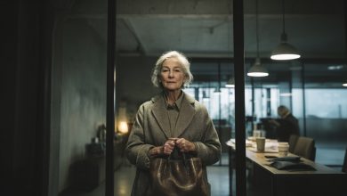 Šéf veřejně ponížil starší ženu v naší kanceláři. Netušil, že je to matka majitele firmy.