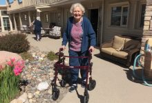 Sousedka proměnila mou upravenou zahradu na skládku a byla si jistá, že jí to projde, ale rozhodla jsem se ji poučit a přinesla jí dárek, na který nikdy nezapomene…