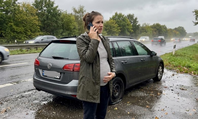 Byla jsem v osmém měsíci, když mě manžel opustil s proraženým kolem v dešti — a zbledl, když viděl, kdo přijel místo něj