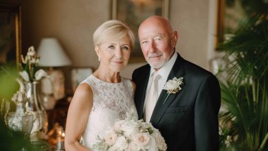 Můj otec si vzal mou tetu, když moje máma už nebyla mezi námi — a uprostřed svatby mi bratr řekl: “Táta není tím, za koho se vydává”