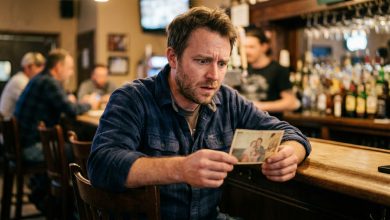 Našel jsem v baru cizí peněženku — a uvnitř byla moje dětská fotografie