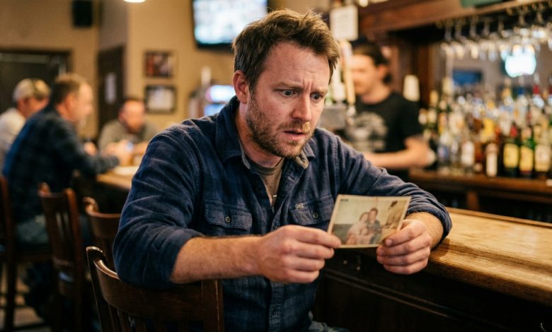 Našel jsem v baru cizí peněženku — a uvnitř byla moje dětská fotografie