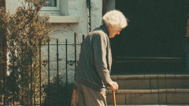 Zaplatila jsem za oběd slepé ženy na čerpací stanici, a další den mi muž ve drahém obleku zaklepal na dveře a začal vážný rozhovor…