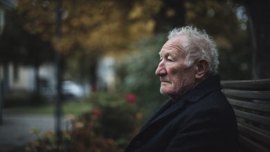 Třicet let seděl na jedné a té samé lavičce v parku. Jednoho dne vedle něj usedla neznámá žena