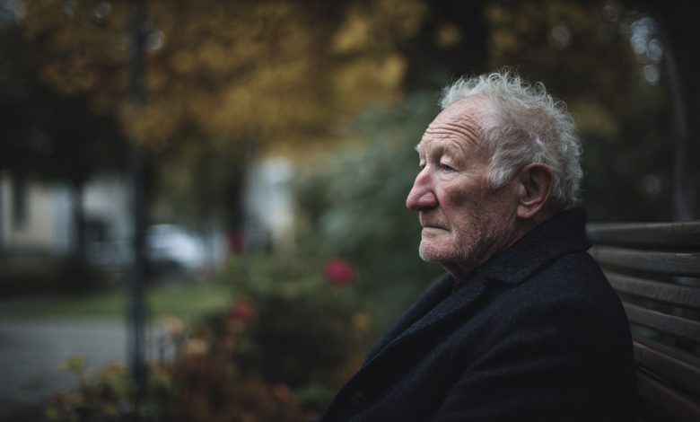 Třicet let seděl na jedné a té samé lavičce v parku. Jednoho dne vedle něj usedla neznámá žena