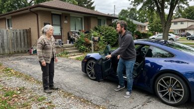 Před týdnem mě vykradli — a dnes můj nezaměstnaný syn přijel domů v novém sportovním autě