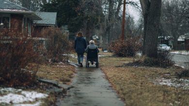 Naše nová ošetřovatelka pravidelně vodila mou maminku na procházky z domu – a jeden záznam ze zvonku odhalil vše…