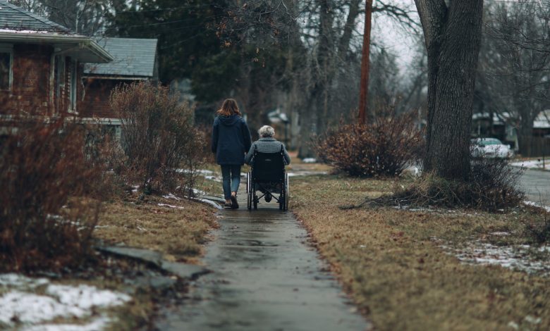 Naše nová ošetřovatelka pravidelně vodila mou maminku na procházky z domu – a jeden záznam ze zvonku odhalil vše…