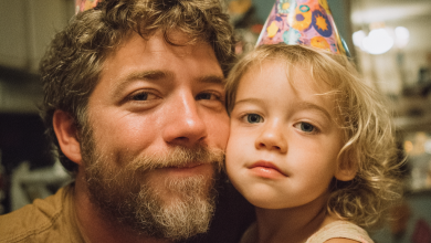 Na Štědrý večer mi na opuštěné dálnici praskla pneumatika — a poblíž jsem našel krabici, která navždy změnila můj život