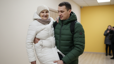 Zachránil jsem starou sousedku z devátého patra během požáru — o dva dny později přišel cizinec a obvinil mě, že jsem to udělal úmyslně