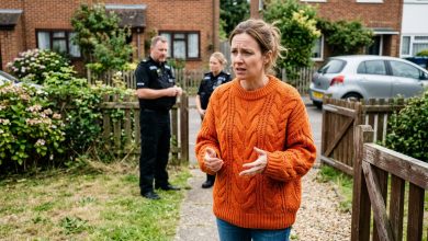 Našla jsem náramek své dcery na bleším trhu — Následující ráno byli policajti na mém dvoře a řekli: “Potřebujeme si promluvit”