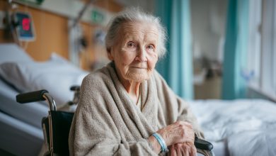 Moje babička nechala sousedům, kteří jí dělali ze života peklo, pět zapečetěných obálek — po doručení první se před mými dveřmi objevila policie