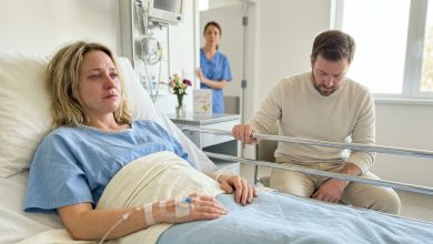 Můj manžel se rozhodl vzít si všechno poté, co jsem mu zachránila život. Ale dcera řekla soudci: «Mohu vám ukázat něco, o čem maminka neví?»