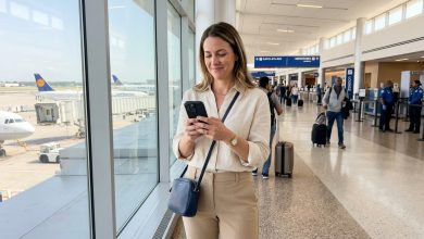 Můj manžel si před každou služební cestou sundaval snubní prsten. To, co jsem vložila do jeho kufru, ho přimělo křičet na letišti.