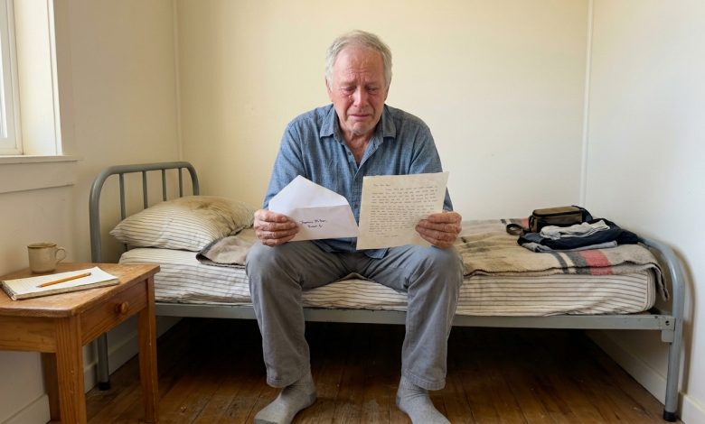 Bezdomovský učitel zadarmo učil děti na lavičce. O sedm let později mu přišel dopis