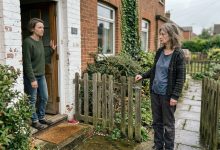 Maminka mě vyhodila z domu, když jsem byla těhotná v 17 letech — a po dvanácti letech se objevila na prahu v slzách Maminka mě vyhodila z domu, když jsem byla těhotná v 17 letech — a po dvanácti letech se objevila na prahu v slzách