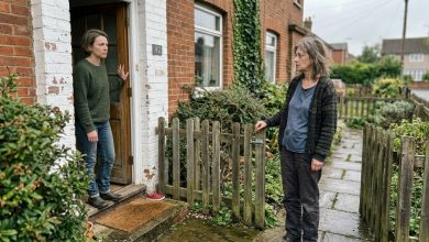 Maminka mě vyhodila z domu, když jsem byla těhotná v 17 letech — a po dvanácti letech se objevila na prahu v slzách Maminka mě vyhodila z domu, když jsem byla těhotná v 17 letech — a po dvanácti letech se objevila na prahu v slzách