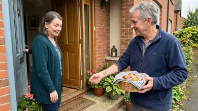 Třicet let jsem si myslela, že zemřel při požáru — dokud nový soused nezaklepal na mé dveře