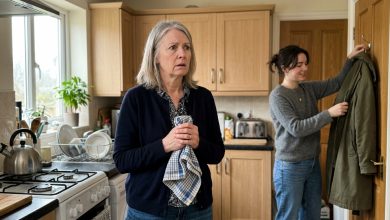 Syn přivedl snoubenku na večeři — a když si sundala kabát, poznala jsem šperk, který jsem sama uložila do hrobu před 25 lety.