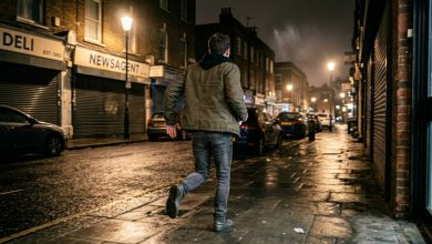 Bezdomovec našel krabičku s drahými klenoty a vzkazem v opuštěném domě — a běžel přes celé město