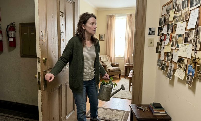 Soused mě požádal, abych zalévala květiny — a já objevila v jeho domě zamčený pokoj, a na stěnách visely moje fotografie