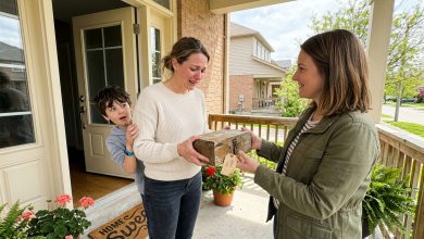 Mrzutý soused roky křičel na mé děti — po jeho odchodu přijela jeho dcera se zamčenou krabicí adresovanou mému synovi
