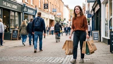Odložili jsme naši svatbu kvůli služební cestě mého snoubence, ale náhodou jsem ho ten stejný den viděla ve městě