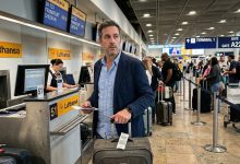 Můj manžel si před každou služební cestou sundaval snubní prsten. To, co jsem vložila do jeho kufru, ho přimělo křičet na letišti.