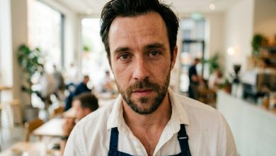 Byl majitelem restaurace — ale na první schůzku přišel předstírat, že je číšník