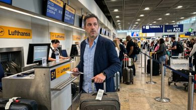 Můj manžel si před každou služební cestou sundaval snubní prsten. To, co jsem vložila do jeho kufru, ho přimělo křičet na letišti.