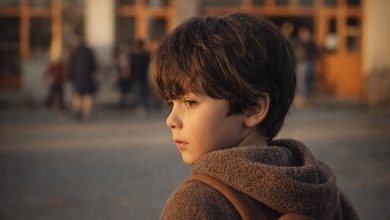 Můj syn zemřel v devatenácti letech — a o pět let později přišel do mé třídy chlapec s naprosto stejným mateřským znaménkem pod pravým okem