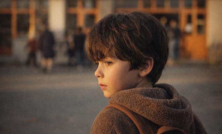 Můj syn zemřel v devatenácti letech — a o pět let později přišel do mé třídy chlapec s naprosto stejným mateřským znaménkem pod pravým okem