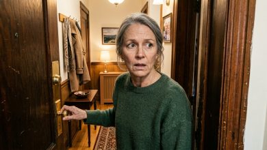 Třicet let jsem si myslela, že zemřel při požáru — dokud nový soused nezaklepal na mé dveře