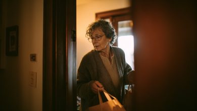 Přišla jsem domů brzy. U dveří byly boty, které nebyly moje — a z kuchyně se ozýval hlas mé dcery.