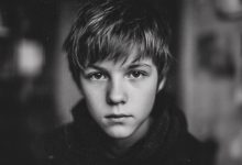 Dospívající skočil do ledové řeky, aby zachránil psa — a ráno u jeho domu zastavil černý terénní vůz