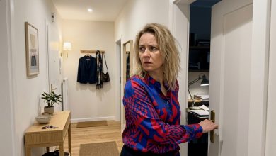 Moje dcera přivedla svého snoubence domů poprvé — byla jsem v šoku, když jsem zaslechla, jak mluví s mým manželem